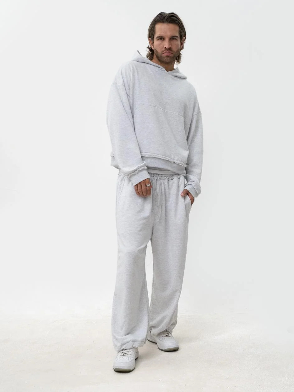 Czarny komplet dresowy Jigga Wear Pure wyróżniający się bluzą boxy, oraz surowym wykończeniem