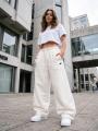 Spodnie Dresowe Baggy DamskieKremowe Ecru Jigga Wear Haft Logo Drawcord